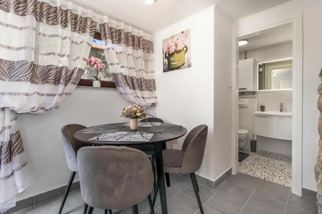 Apartment Mila Klenovica